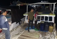 Keterangan foto: Satreskrim Polres Sikka berhasil mengamankan aktivitas dugaan penyalahgunaan BBM subsidi jenis Solar di wilayah Pelabuhan Wuring, Kecamatan Alok Barat, Kabupaten Sikka, pada Rabu malam (21/05/2026). 