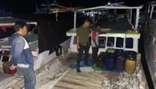 Keterangan foto: Satreskrim Polres Sikka berhasil mengamankan aktivitas dugaan penyalahgunaan BBM subsidi jenis Solar di wilayah Pelabuhan Wuring, Kecamatan Alok Barat, Kabupaten Sikka, pada Rabu malam (21/05/2026).