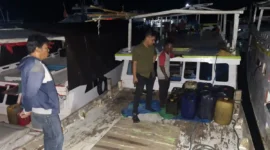 Keterangan foto: Satreskrim Polres Sikka berhasil mengamankan aktivitas dugaan penyalahgunaan BBM subsidi jenis Solar di wilayah Pelabuhan Wuring, Kecamatan Alok Barat, Kabupaten Sikka, pada Rabu malam (21/05/2026). 