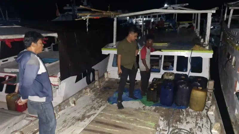 Keterangan foto: Satreskrim Polres Sikka berhasil mengamankan aktivitas dugaan penyalahgunaan BBM subsidi jenis Solar di wilayah Pelabuhan Wuring, Kecamatan Alok Barat, Kabupaten Sikka, pada Rabu malam (21/05/2026). 