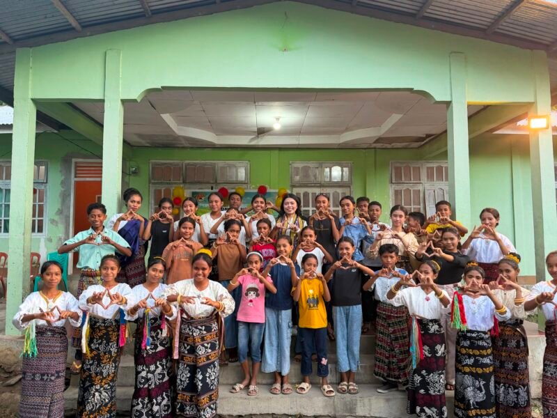 Ketua Tim Penggerak PKK Kabupaten Sikka, Ny. Fista Sambuari Kago, S.H., menyerukan pentingnya menjadikan keluarga sebagai garda terdepan dalam perlindungan anak saat memperingati Hari Anak Nasional (HAN) 2026 di Desa Habi, Kecamatan Kangae, Kabupaten Sikka, Kamis (23/7/2026).