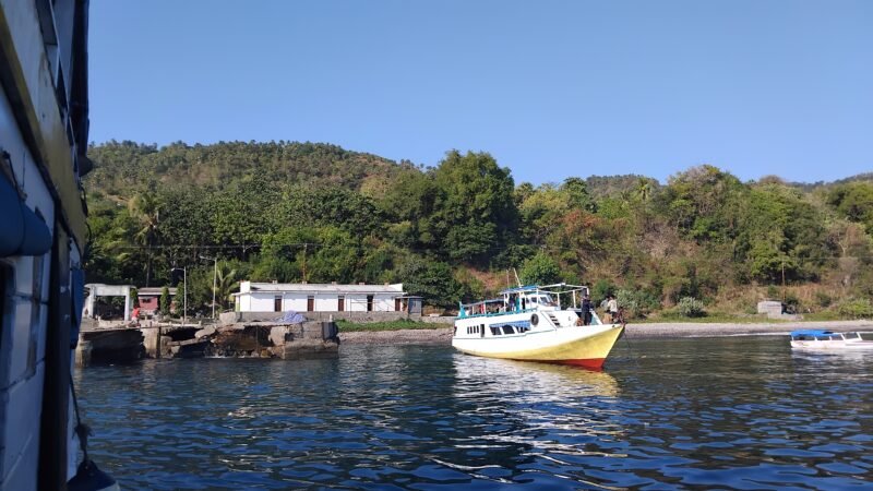 Kondisi Dermaga Berlokasi di Desa Maluriwu Kecamatan Palu'E Kabupaten Sikka NTT yang bersebelahan dengan Kantor Kasubsektor Palu'e.