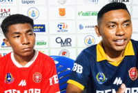 Pelatih Perse Ende, Gusto Kaju (kanan), didampingi salah satu pemainnya memberikan keterangan kepada awak media usai membawa Perse Ende menang 1-0 atas Persami Maumere pada lanjutan Piala Soeratin U-17 2026 di Stadion Gelora Samador, Selasa (28/7/2026).