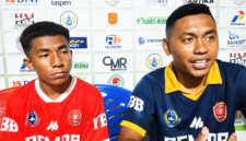Pelatih Perse Ende, Gusto Kaju (kanan), didampingi salah satu pemainnya memberikan keterangan kepada awak media usai membawa Perse Ende menang 1-0 atas Persami Maumere pada lanjutan Piala Soeratin U-17 2026 di Stadion Gelora Samador, Selasa (28/7/2026).