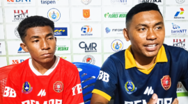 Pelatih Perse Ende, Gusto Kaju (kanan), didampingi salah satu pemainnya memberikan keterangan kepada awak media usai membawa Perse Ende menang 1-0 atas Persami Maumere pada lanjutan Piala Soeratin U-17 2026 di Stadion Gelora Samador, Selasa (28/7/2026).