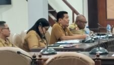 Rapat TAPD Pemkab Sikka bersama Badan Anggaran DPRD Sikka, Senin (10/8/2026).