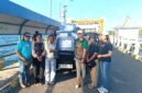 Elisabeth Donna Margareth Sine (Kaos Hijau) saat menyerahkan bantuan kepada relawan di Pelabuhan Feri Kewapante untuk dibawa ke korban gempa Flores di Pulau Palu'e.