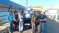 Elisabeth Donna Margareth Sine (Kaos Hijau) saat menyerahkan bantuan kepada relawan di Pelabuhan Feri Kewapante untuk dibawa ke korban gempa Flores di Pulau Palu'e.