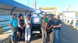 Elisabeth Donna Margareth Sine (Kaos Hijau) saat menyerahkan bantuan kepada relawan di Pelabuhan Feri Kewapante untuk dibawa ke korban gempa Flores di Pulau Palu'e.