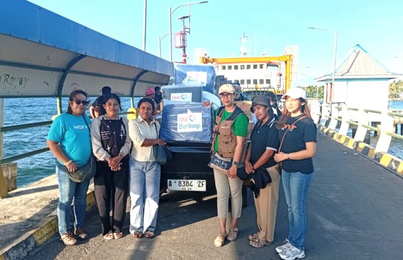 Elisabeth Donna Margareth Sine (Kaos Hijau) saat menyerahkan bantuan kepada relawan di Pelabuhan Feri Kewapante untuk dibawa ke korban gempa Flores di Pulau Palu'e.