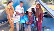 Lurah Beru, Elisabeth Neni Trinita bersama Ketua LPM Kelurahan Beru, Ruben Soludale menyerahkan bantuan kepada Mama Rosmini, penyitas gempa yang lakukan evakuasi mandiri di Lapangan Kota Baru Maumere