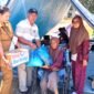 Lurah Beru, Elisabeth Neni Trinita bersama Ketua LPM Kelurahan Beru, Ruben Soludale menyerahkan bantuan kepada Mama Rosmini, penyitas gempa yang lakukan evakuasi mandiri di Lapangan Kota Baru Maumere