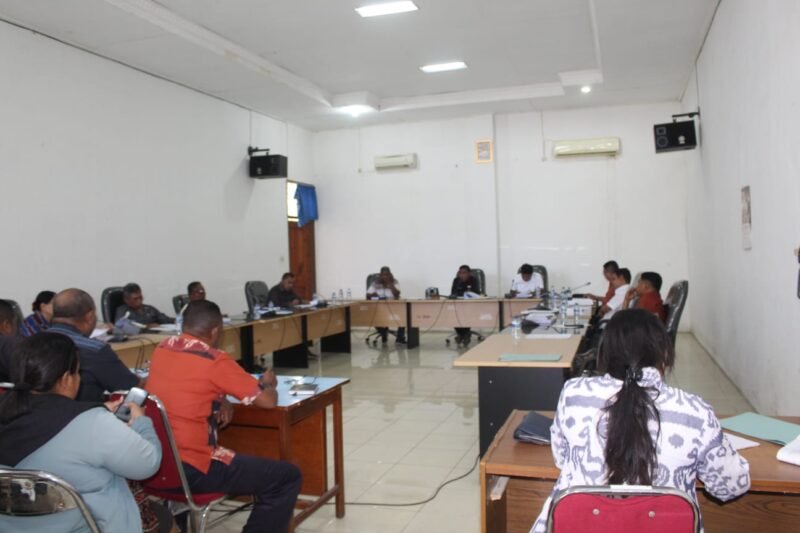 Rapat Komisi 1 DPRD Sikka bersama Bagian Hukum Setda Sikka, Kamis (6/8/2026).