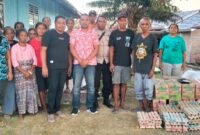 Senator AWK melalui perwakilan staf, Dedi Parera menyerahkan bantuan tanggal darurat berupa paket Sembako kepada warga Tarung Gawang, Desa Iligai, Kecamatan Lela, Kabupaten Sikka, NTT. (Foto:istimewa).