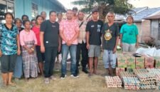 Senator AWK melalui perwakilan staf, Dedi Parera menyerahkan bantuan tanggal darurat berupa paket Sembako kepada warga Tarung Gawang, Desa Iligai, Kecamatan Lela, Kabupaten Sikka, NTT. (Foto:istimewa).