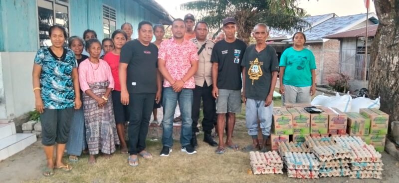 Senator AWK melalui perwakilan staf, Dedi Parera menyerahkan bantuan tanggal darurat berupa paket Sembako kepada warga Tarung Gawang, Desa Iligai, Kecamatan Lela, Kabupaten Sikka, NTT. (Foto:istimewa).