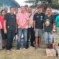 Senator AWK melalui perwakilan staf, Dedi Parera menyerahkan bantuan tanggal darurat berupa paket Sembako kepada warga Tarung Gawang, Desa Iligai, Kecamatan Lela, Kabupaten Sikka, NTT. (Foto:istimewa).