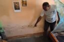 Keterangan foto: Yonas Dolu, warga Kota Uneng, Kabupaten Sikka, NTT, menunjukkan rumah yang amblas akibat gempa flores, Rabu, 26 Agustus 2026.