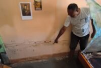 Keterangan foto: Yonas Dolu, warga Kota Uneng, Kabupaten Sikka, NTT, menunjukkan rumah yang amblas akibat gempa flores, Rabu, 26 Agustus 2026.