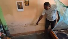 Keterangan foto: Yonas Dolu, warga Kota Uneng, Kabupaten Sikka, NTT, menunjukkan rumah yang amblas akibat gempa flores, Rabu, 26 Agustus 2026.