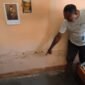 Keterangan foto: Yonas Dolu, warga Kota Uneng, Kabupaten Sikka, NTT, menunjukkan rumah yang amblas akibat gempa flores, Rabu, 26 Agustus 2026.