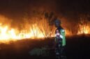 Keterangan foto: Babinsa Kopka Yoseph Win Benny dan seorang warga memadamkan api yang membakar lahan dengan peralatan seadannya, Kamis (27/8/2026) malam.