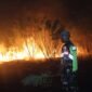 Keterangan foto: Babinsa Kopka Yoseph Win Benny dan seorang warga memadamkan api yang membakar lahan dengan peralatan seadannya, Kamis (27/8/2026) malam.