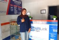 Rismawati di counter BRILink miliknya di Desa Waturia, Kecamatan Magepanda
