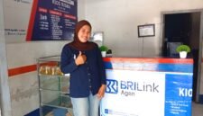 Rismawati di counter BRILink miliknya di Desa Waturia, Kecamatan Magepanda