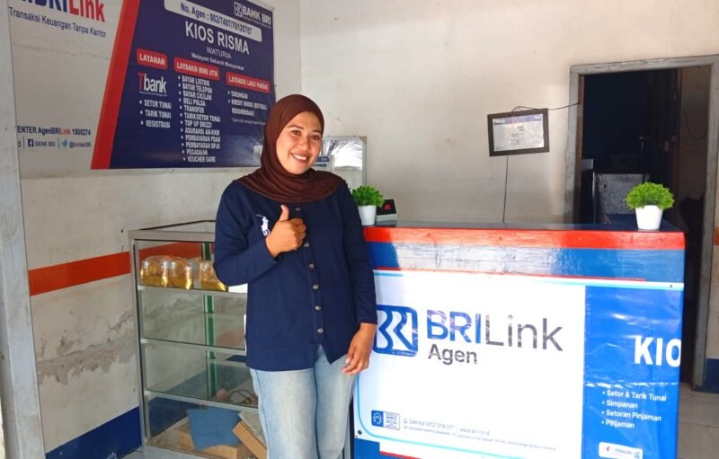 Rismawati di counter BRILink miliknya di Desa Waturia, Kecamatan Magepanda