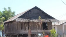 Salah satu rumah warga di Kampung Lo'ang, Desa Kojagete yang belum memiliki penerangan listrik.