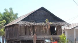 Salah satu rumah warga di Kampung Lo'ang, Desa Kojagete yang belum memiliki penerangan listrik.