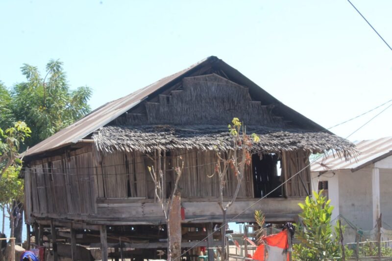 Salah satu rumah warga di Kampung Lo'ang, Desa Kojagete yang belum memiliki penerangan listrik.