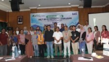 Keterangan foto:pose bersama peserta sosialisasi MLT BPJS Ketenagakerjaan di aula Hotel Silvya Maumere, Jumat (9/10/2026) siang.