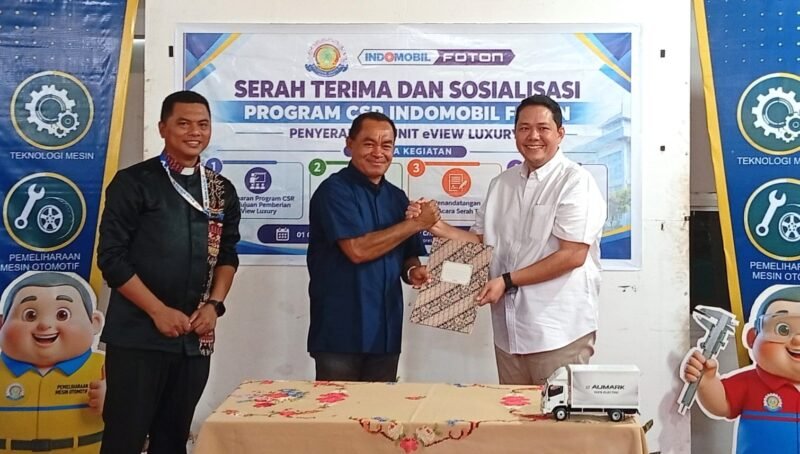 Dari Kiri ke Kanan: Direktur Politeknik Cristo Re, RD. Yakobus Dionisius Migo, Ketua Yayasan Cristo Re Keuskupan Maumere, RD Felicianus Dari, Chief Operating Officer PT. Indomobil Global Transportasi, Edy Napis
